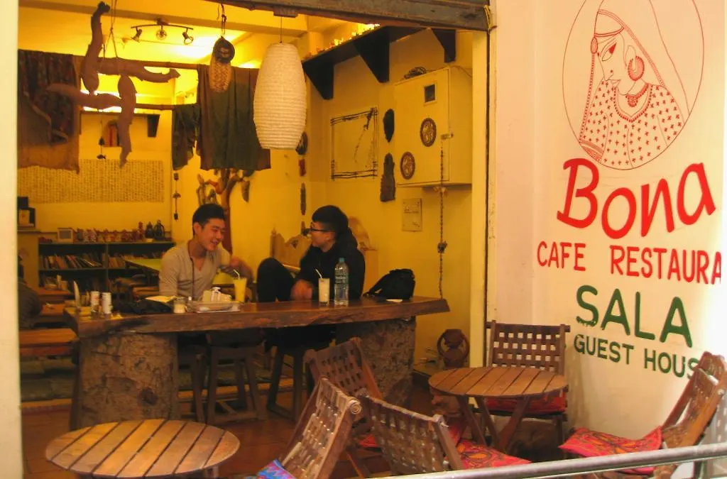 Bona Cafe Restaurant & Sala Guest House Βαρανάσι